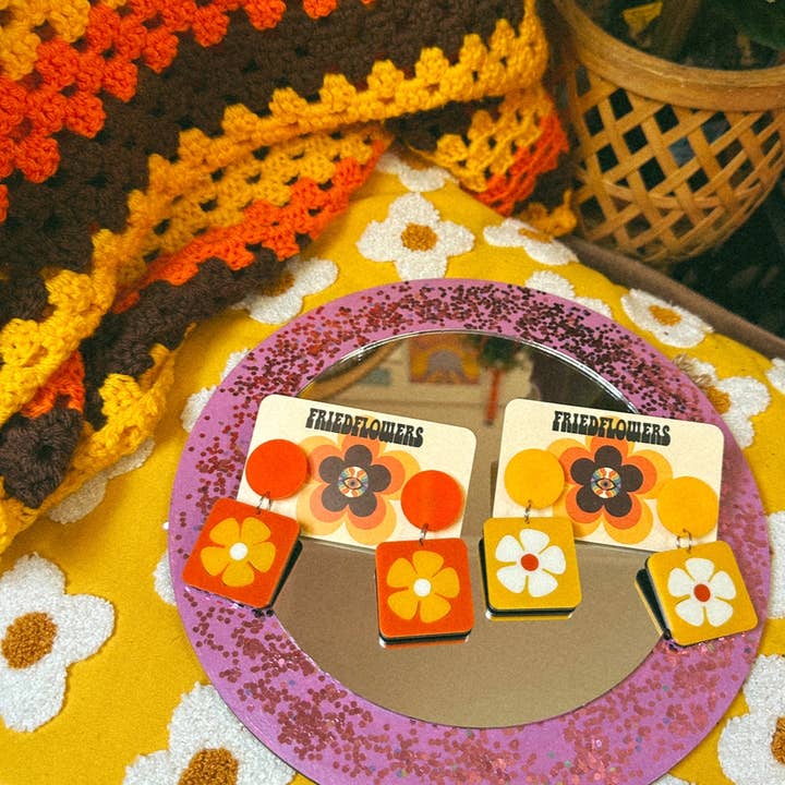 friedflowers - Venta al por mayor Pendientes colgantes - Pendientes con flores de inspiración retro de los años 70 de Little Layla