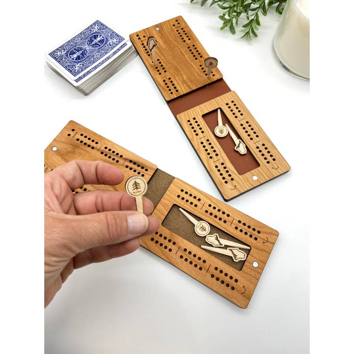 Cast & Carve - Vendita all'ingrosso Giochi da tavolo - Tavola da viaggio per cribbage - Design personalizzato con picchetti unici9