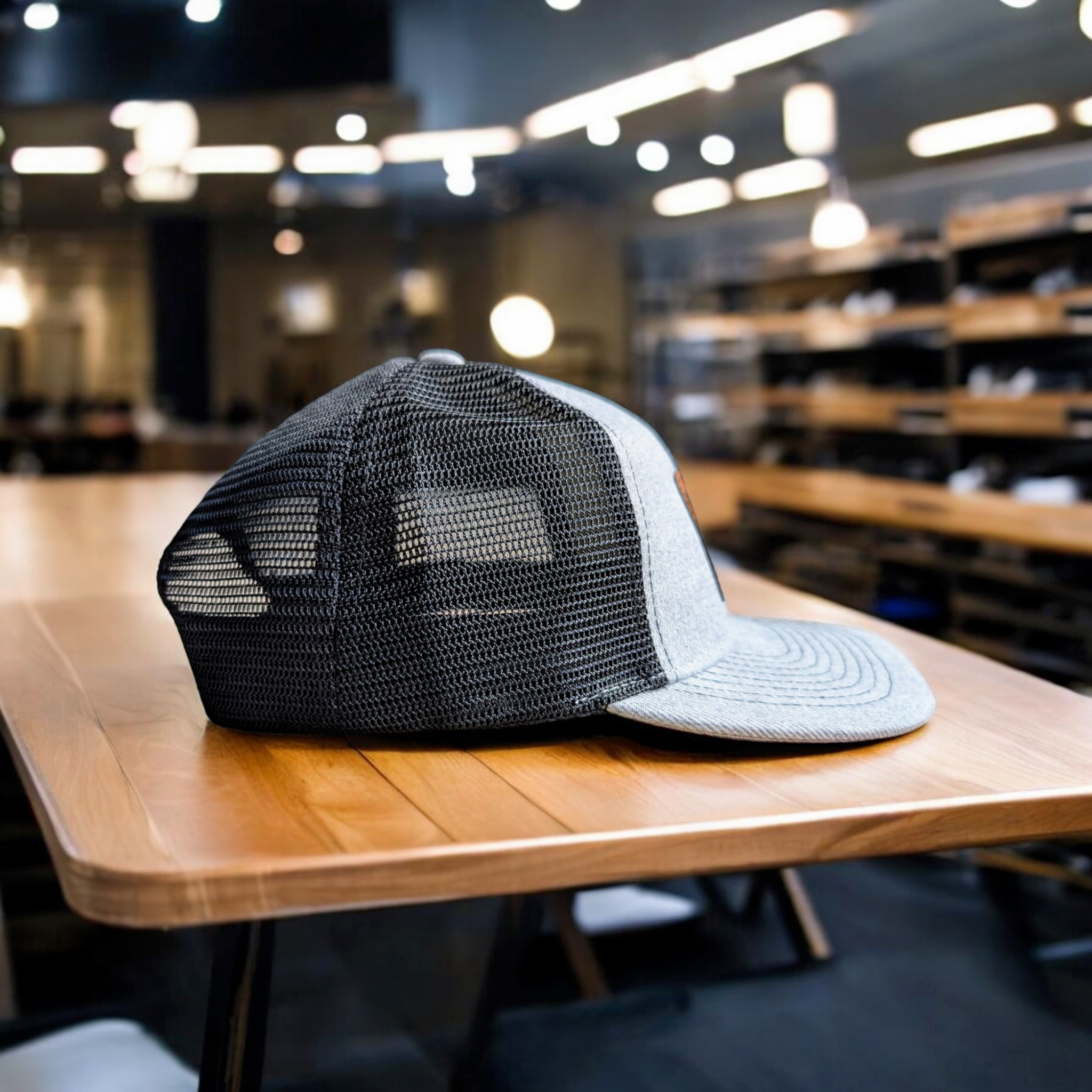 2A Solutions – wholesale Truckerkeps – Unisex – 2A USA Flag Läderlapp Truckerhatt (Heather Grey)2