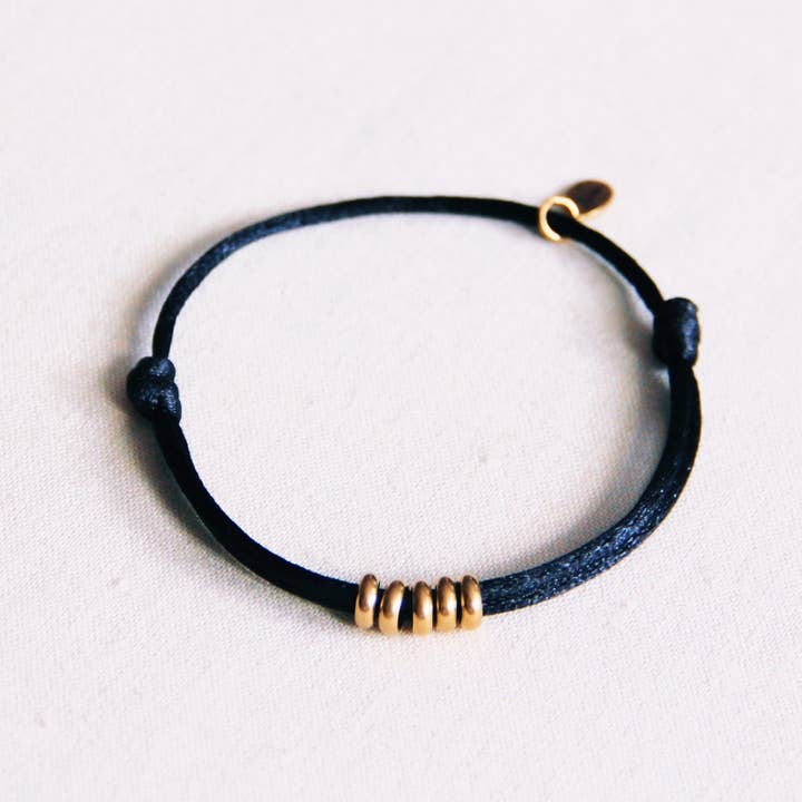 Satin bracelet with rings - black/gold for wholesale by Bazou