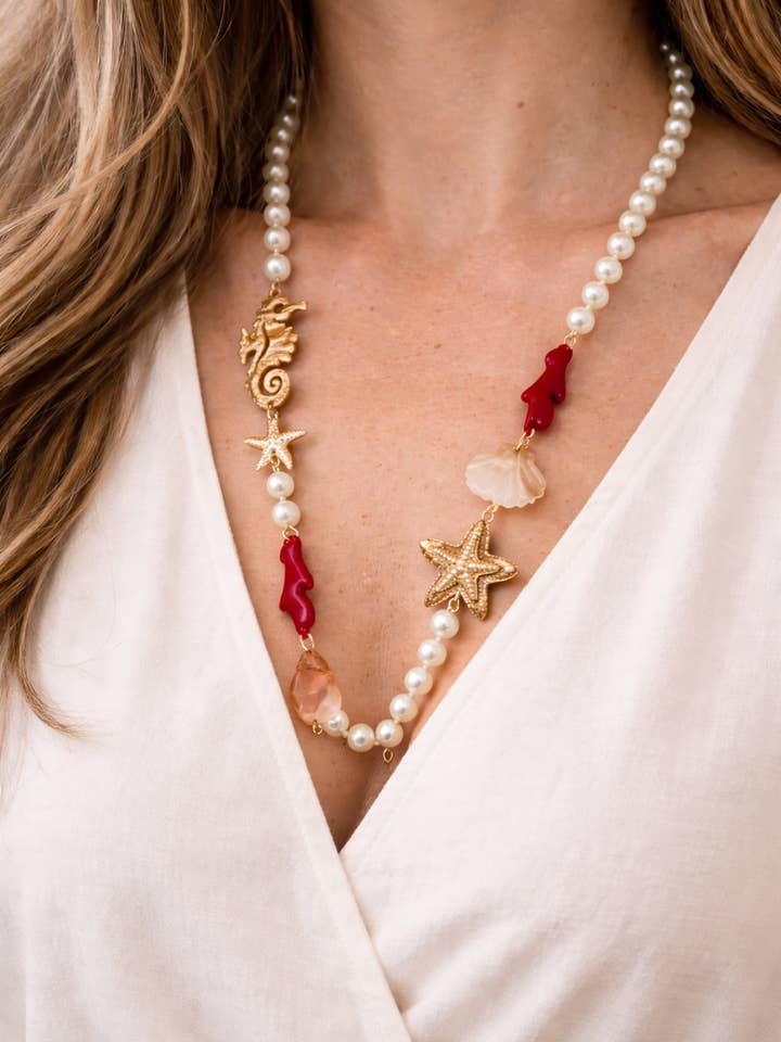 Collana di Perle Bianche con Ispirazione Mediterranea per la vendita all'ingrosso da parte di Wild & Free