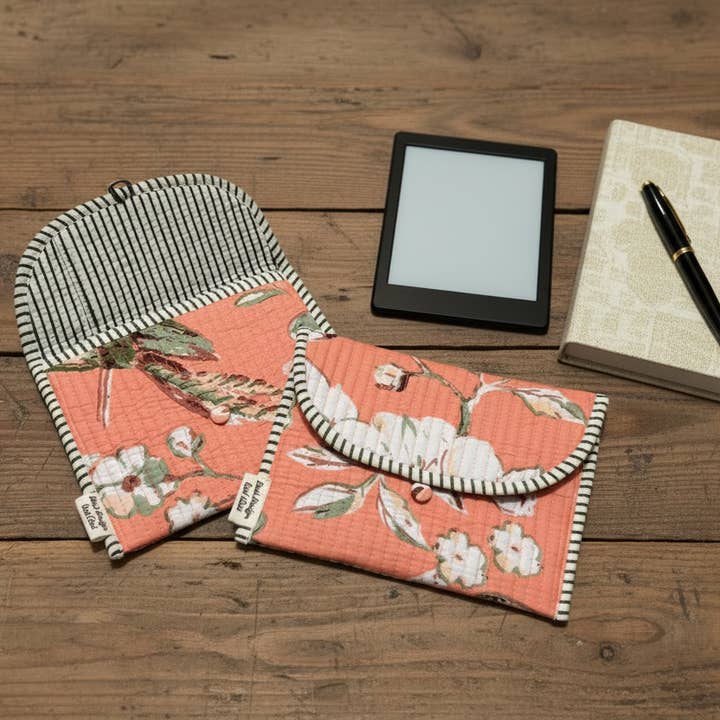 Tissu imprimé à la main & Pochette en coton pour liseuse électronique pour la vente par Desi design and chai