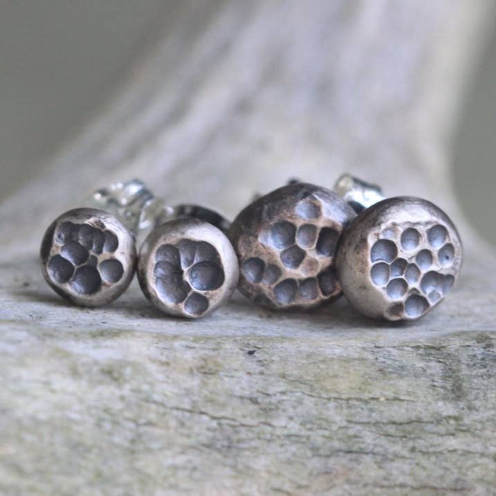 Mini-Vollmond-Ohrstecker für den Großhandel von Silverbrook Studios