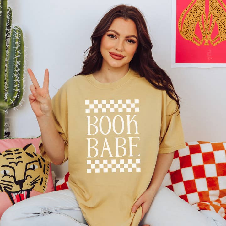 Book Babe-T-shirt, Bookish shirt, Book Lover T-shirt (mosterd) voor wholesale door Amber Marie Design