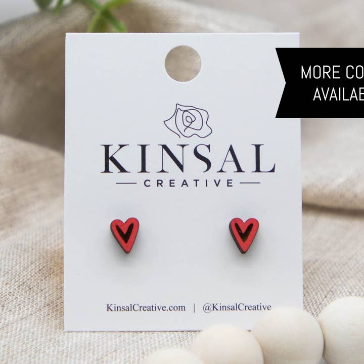 Alla hjärtans dag Mini skiss hjärta trä Stud örhängen för wholesale av Kinsal Creative