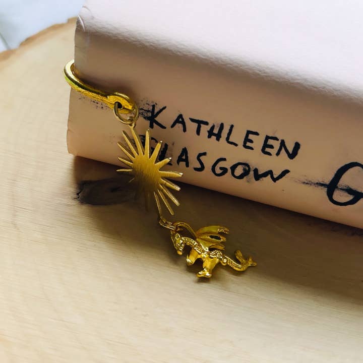 Segnalibro con Ciondolo a Forma di Drago per Amanti dei Libri e Adolescenti per la vendita all'ingrosso da parte di Same Sunset Design