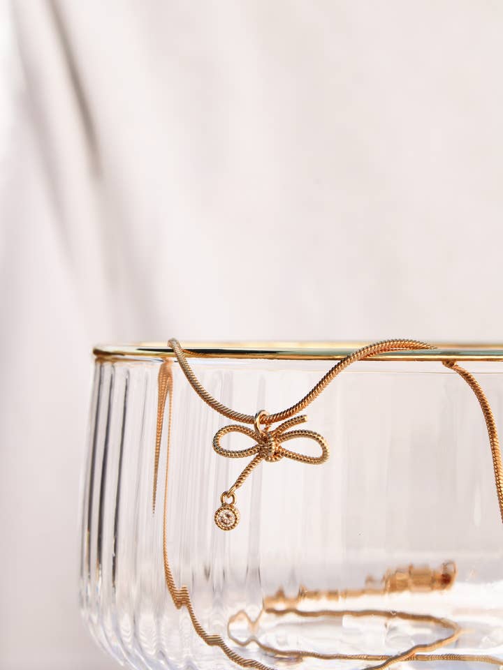 Collier Dainty Bow pour la vente par Rox & Lily