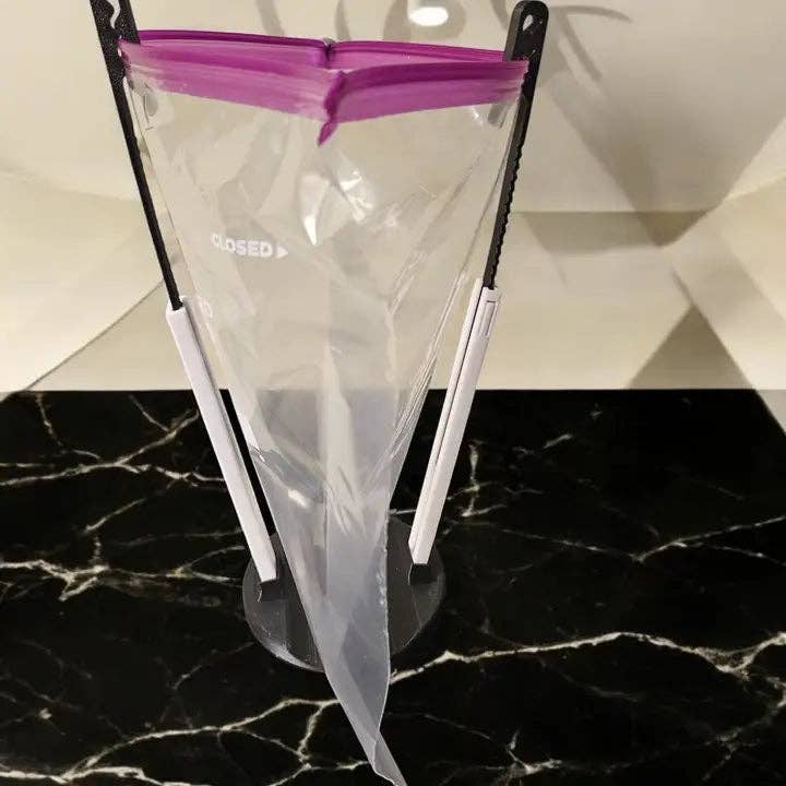 Supporto per Sacchetti Ziplock – Aiuto da Cucina a Mani Libere | Realizzato negli USA con Stampa 3D per la vendita all'ingrosso da parte di MAO Wholesale