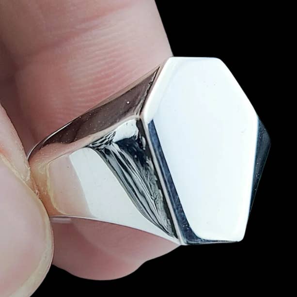 Bague de mariage en argent avec grand sceau de cercueil pour la vente par Inchoo bijoux inc