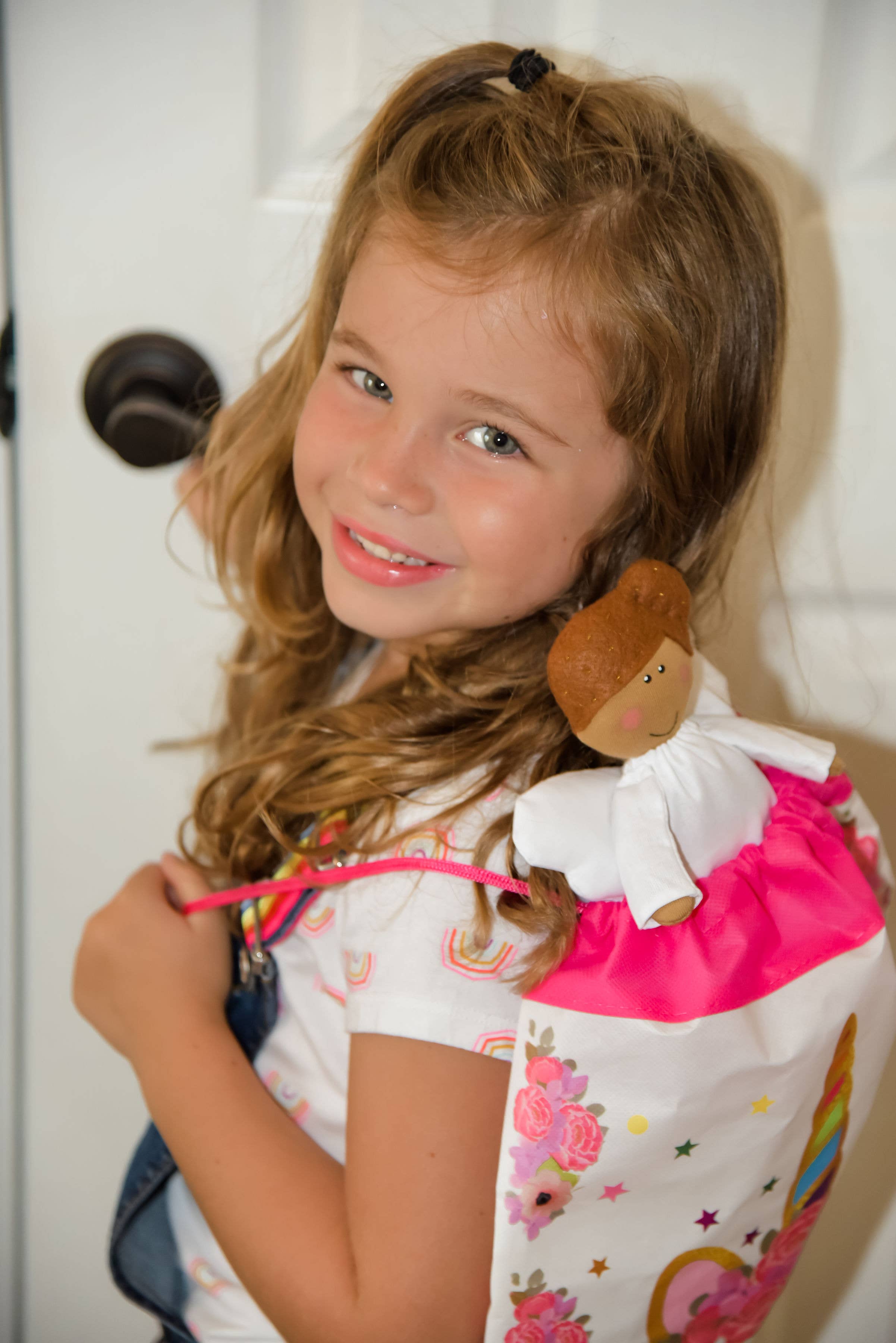 The Angel Gift Company – Großhandel Kuschel-/Plüschtier – Kind & Baby – Angel Plüschpuppe - Mädchen mit hellbrauner Haut und dunklen Haaren3