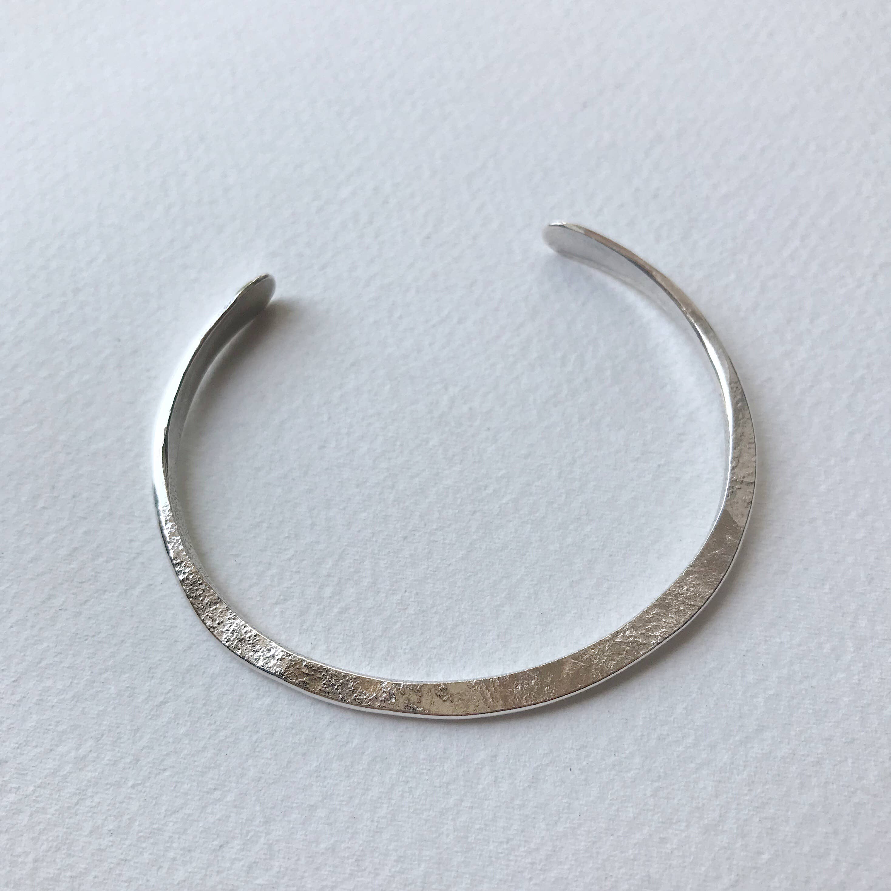 McKinley Mizar Fine Art & Jewelry – wholesale Manschettarmband – Tunn smidd manschett1