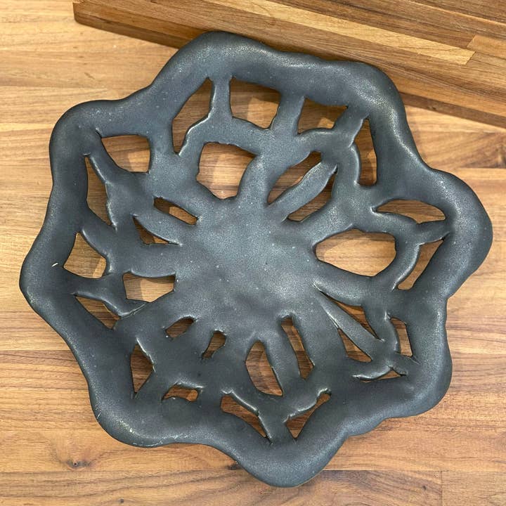 Bloemvormig handgemaakt porselein, minimalistisch matzwart broodfruitmand, middelpunt voor wholesale door Chrys' Porcelain