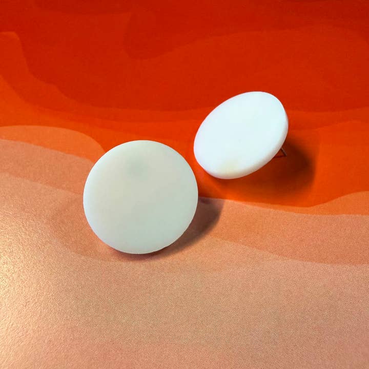 Orecchini a bottone rotondi bianchi per la vendita all'ingrosso da parte di BOBBYK