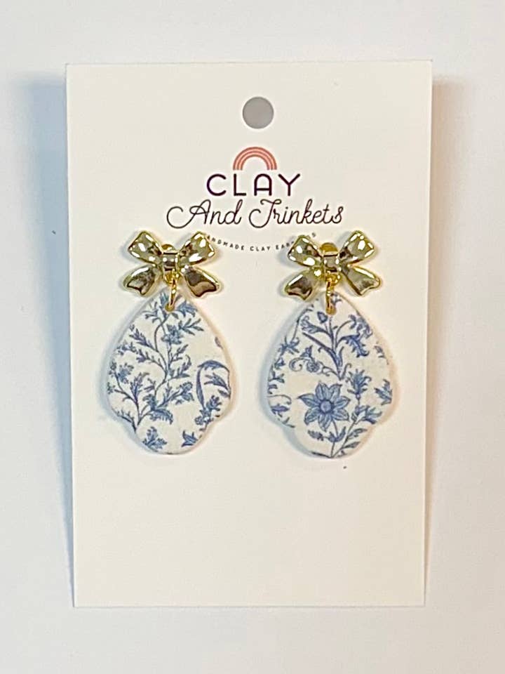 Boucles d'oreilles pendantes Toile Bleu Pétale avec nœud pour la vente par Clay and Trinkets