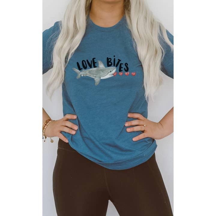 Kissed Apparel - Venta al por mayor Camiseta serigrafiada - Mujer - Camiseta con estampado de tiburón devorador de corazones de Love Bites