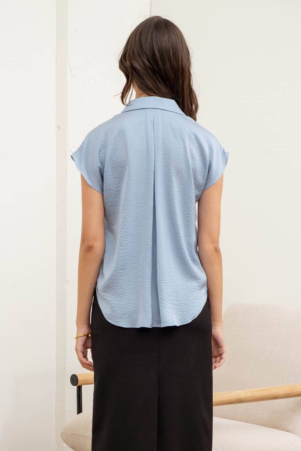 The Workshop Studio – Blusa - Mulher por atacado – CAMISA TEXTURIZADA COM OMBROS CAÍDOS, GOLA E BOTÕES25