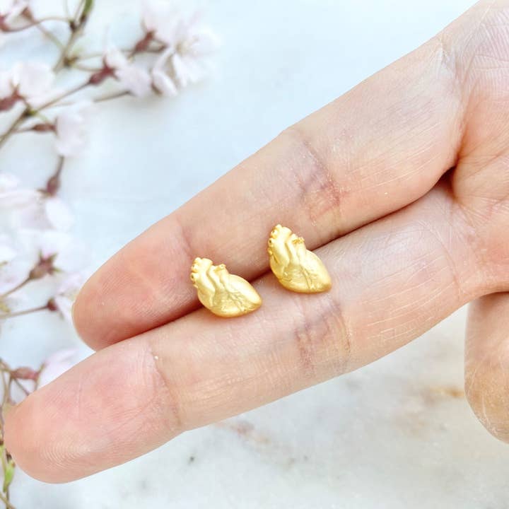 Orecchini Cuore Anatomico per la vendita all'ingrosso da parte di N.L. McLaughlin.