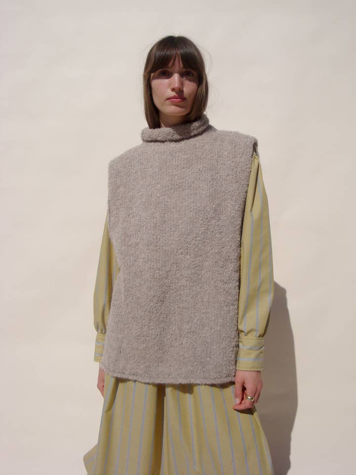 Gilet à col montant Bea - Camel pour la vente par Emma Rothkopf