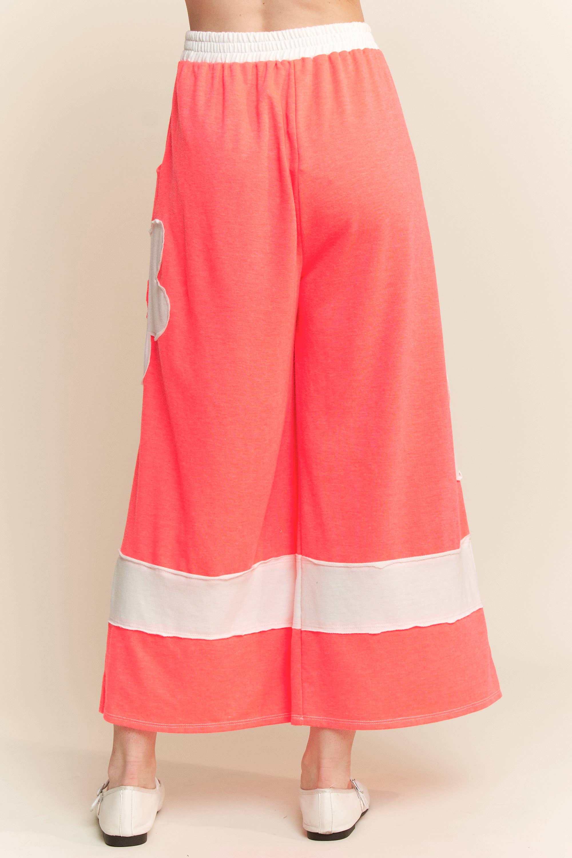 J.Her – Calças - Mulher por atacado – Calças de Perna Larga com Lavagem Mineral e Remendos de Flores HP633413