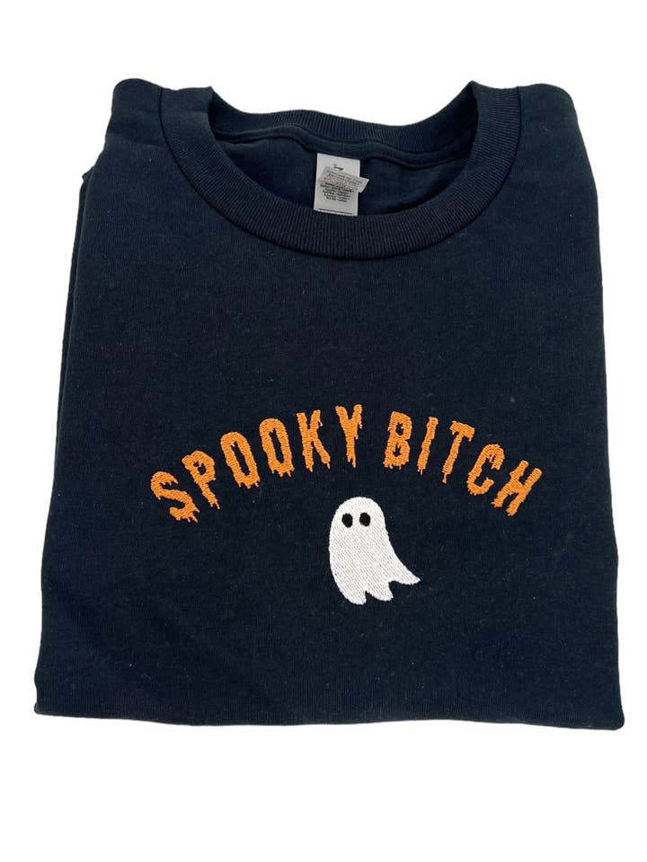 Unisex Halloween-Bekleidung mit "Spooky Bitch"-Stickerei für den Großhandel von Totally Iced Out