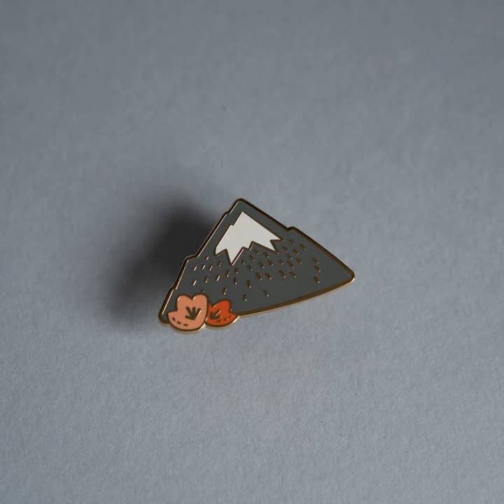 Spilla in smalto dorato Snowy Mountain per la vendita all'ingrosso da parte di Fox & the Bear