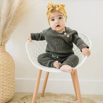 Turban souple à motif floral à la moutarde pour la vente par Golden Dot Lane