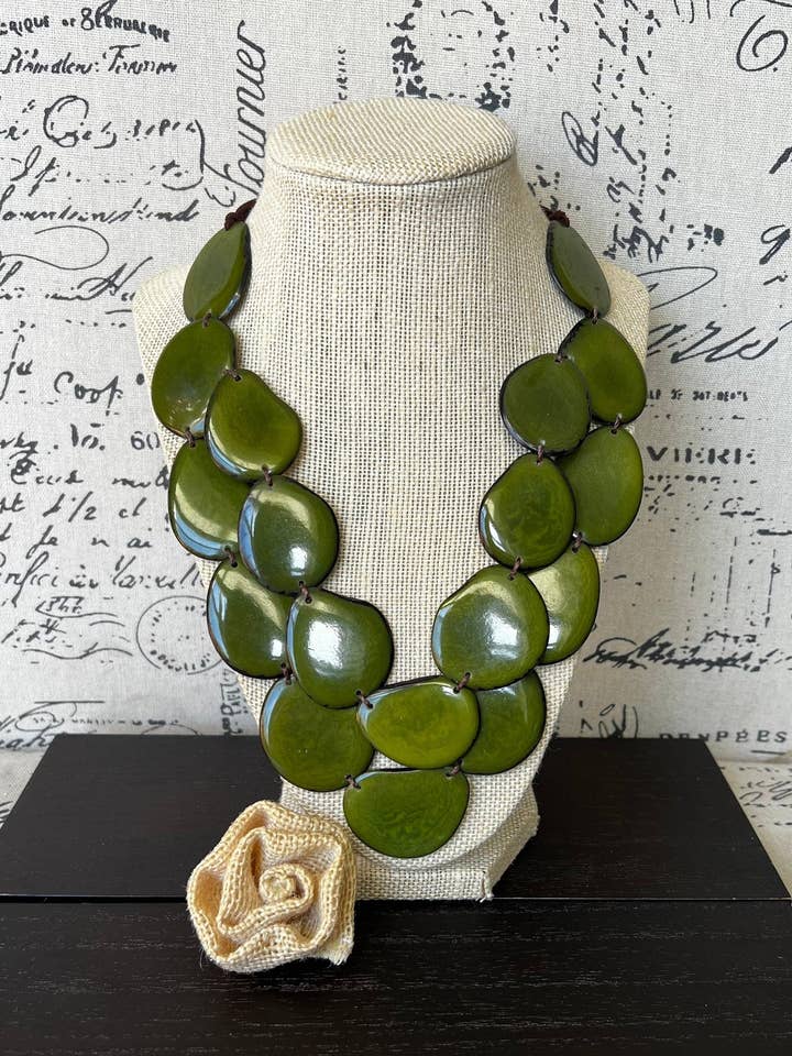 Collar llamativo verde oliva Joyería de tagua Collares grandes y audaces Collar de múltiples hilos Collar de doble capa Arte portátil Moda de otoño para venta al por mayor de Galapagos Tagua