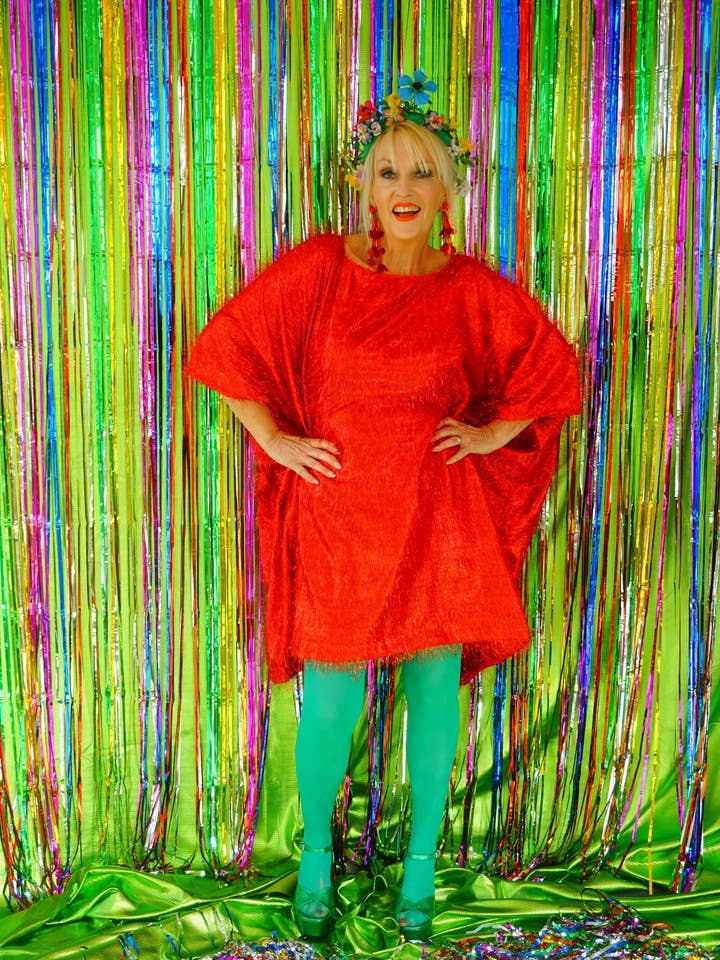 Fumbalinas - Vente Caftan – femme - Robe de fête mini kaftan rouge à paillettes et cheveux en tinsel3