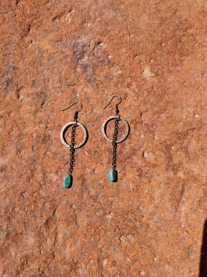 Echte türkisfarbene Hängeohrringe aus antikem Messing für den Großhandel von Desert Bloom Adornment