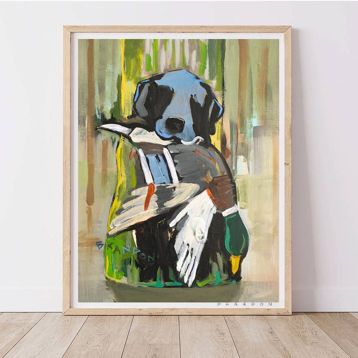 Sort labrador på et mosbeklædt træ af Brandon Thomas | Kunsttryk i arkivkvalitet for engroshandel hos Brandon Art Co