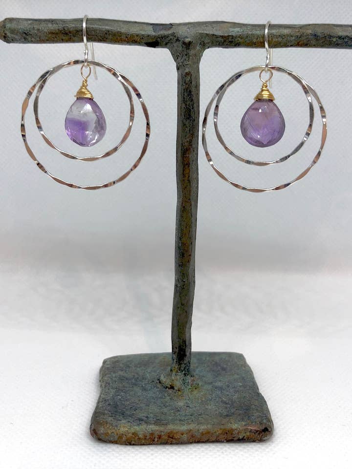 Orecchini in argento sterling martellato e ametista per la vendita all'ingrosso da parte di Gayatri Designs Jewelry