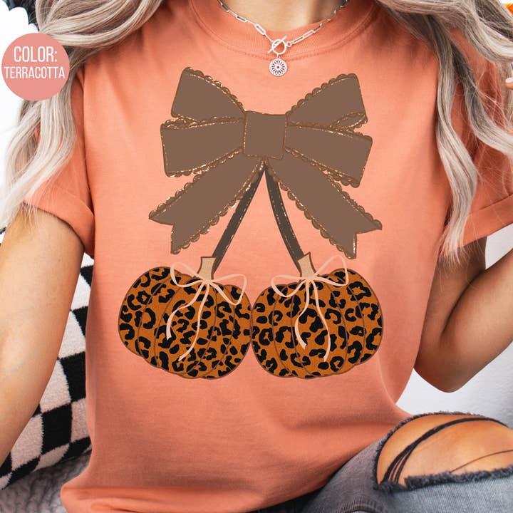 Maglietta Comfort Colors® con zucca leopardata e ciliegie - Maglietta autunnale per la vendita all'ingrosso da parte di The Shirt Company