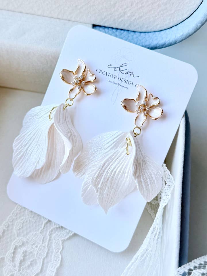 Boucles d'oreilles Pétale de Promesse pour la vente par E & M Creative Design Co.