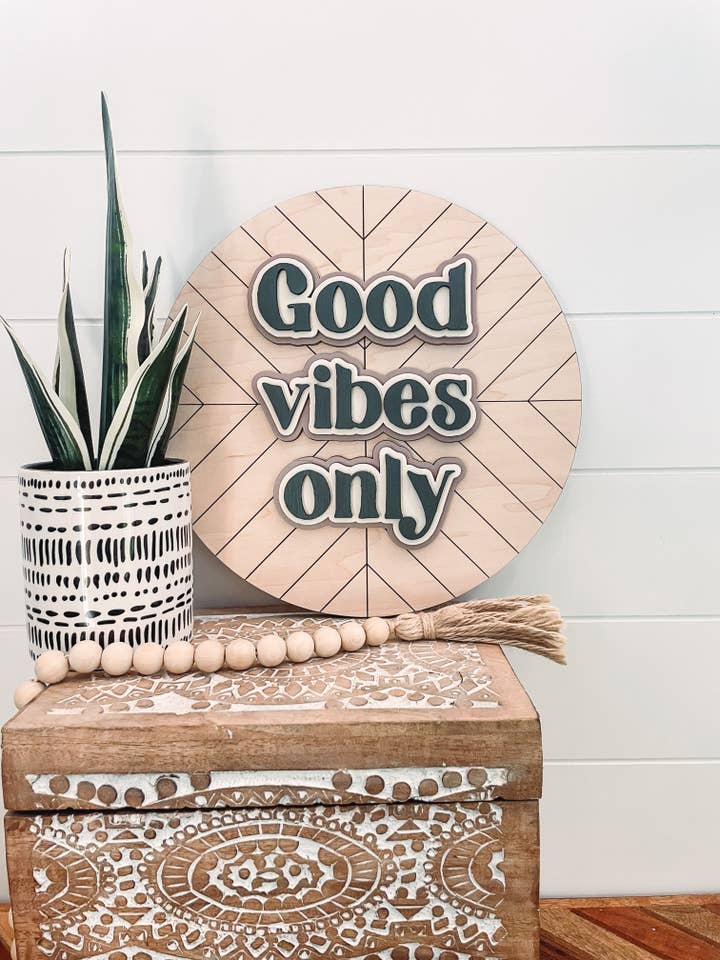 3D-Schild „Good Vibes Only Boho Nursery“ für den Großhandel von Willie & Dolly Designs
