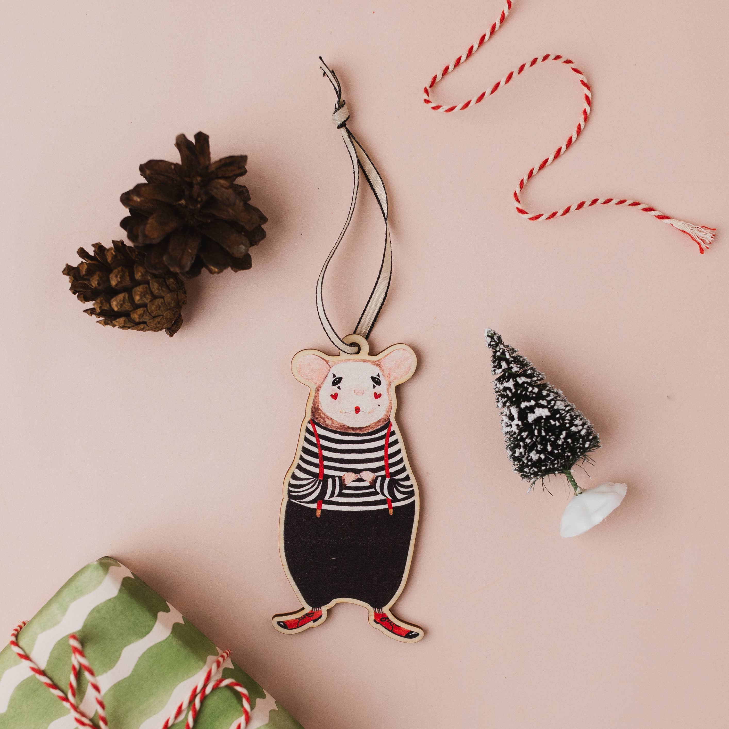 Mister Peebles – wholesale Ornament – Mouse Mime Wooden Decoration 1