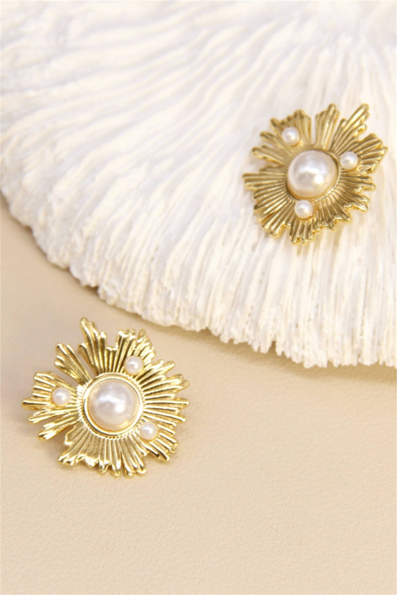 BELLISSIMA BIJOUX – wholesale Stud/post earrings – Gold-Plated Steel Flower Earrings with Pearlescent Beads1