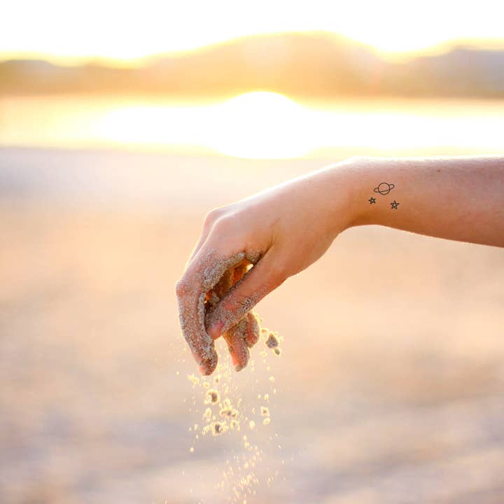 tatouage temporaire minimaliste de Saturne et de mini étoiles pour la vente par encredelicate