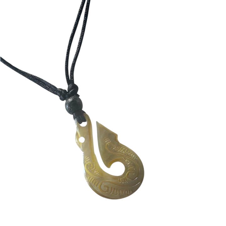 Colar com Gancho de Pesca em Concha Esculpida Preto com Cordão Ajustável por atacado de Maka Imports