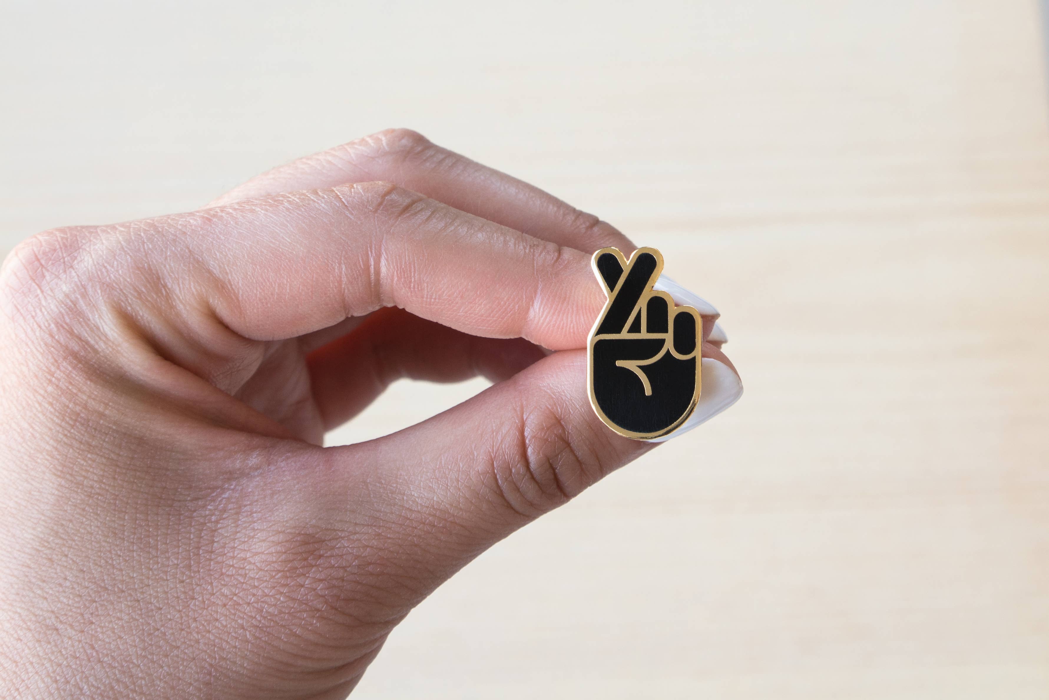 Everyday Olive - Wholesale Lapel Pin/Button - Fingers Crossed Pin3