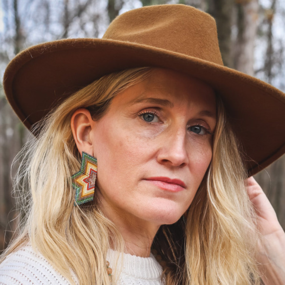 Mayana Designs Co - Wholesale Hangende/ronde oorbellen - Met kralen bestikte handgeweven grote halve sterren oorbellen (olijf/goud)2