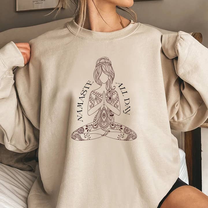 NAMASTE TOUTE LA JOURNÉE Sweat-shirt graphique à col rond pour femme pour la vente par STARCHIS