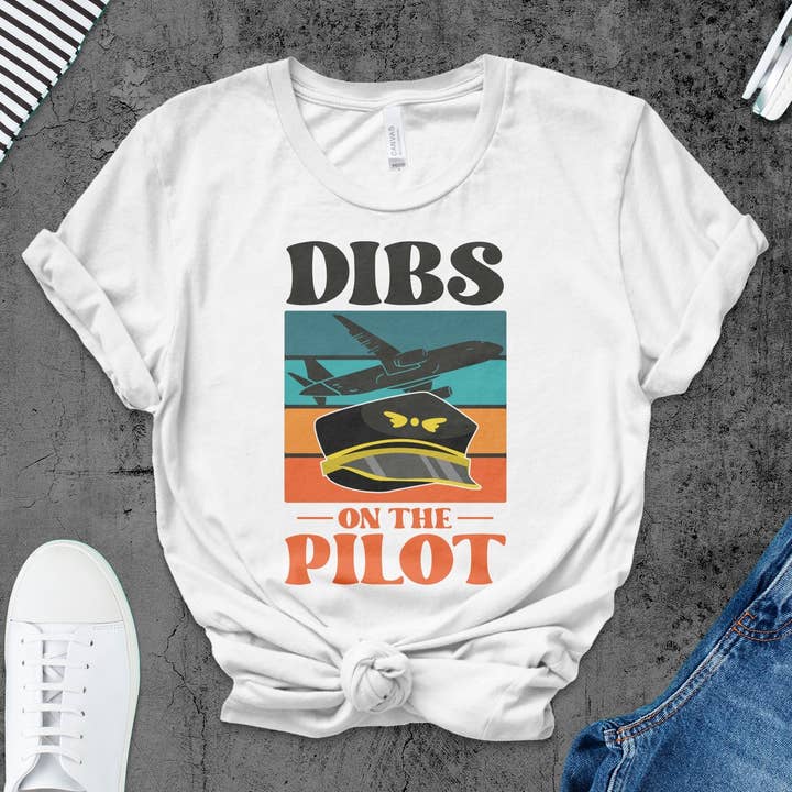 T-shirt Passionné d’aviation avec avion et casquette de pilote, modèle « Dibs on the Pilot » pour la vente par FreakyTeeFactory