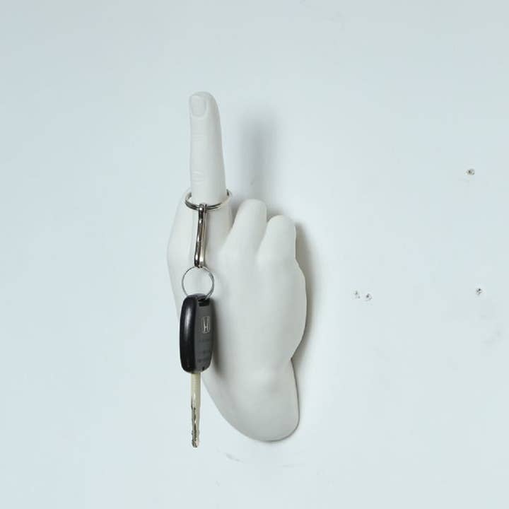 Sculpture murale à crochet Middle Finger, 9 pouces de long pour la vente par Interior Illusions Plus