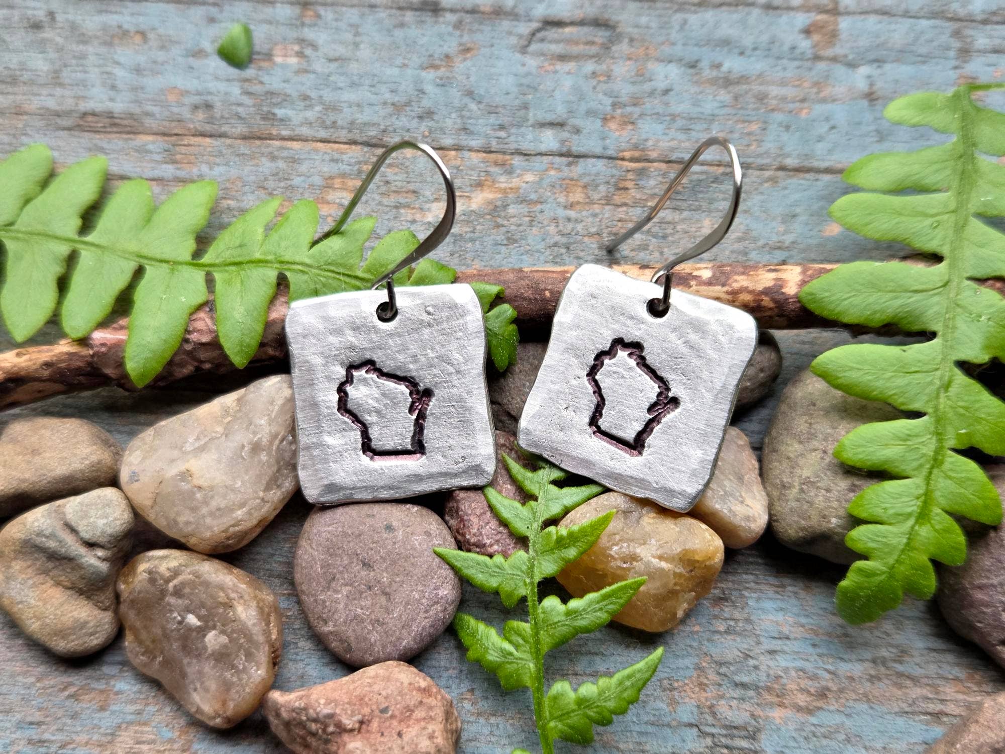 Kathryn's Collection - Vente Boucles d'oreilles pendantes - Boucles d'oreilles État du Wisconsin, étain estampé à la main2
