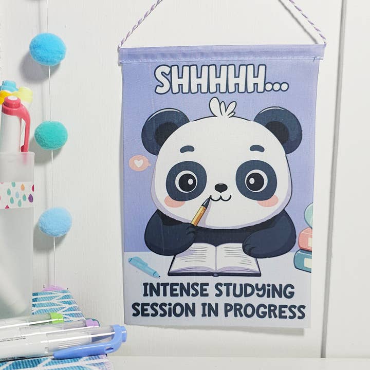 Chut, panda studieux mini bannière pour la vente par FunUsual Suspects