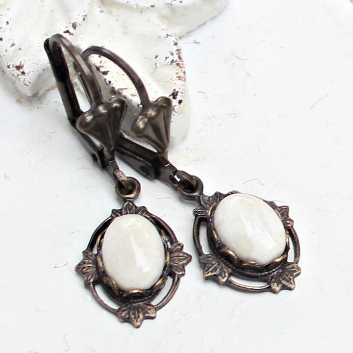Petite Riverstone Boucles d'oreilles pendantes style vintage pour la vente par Circa 1890