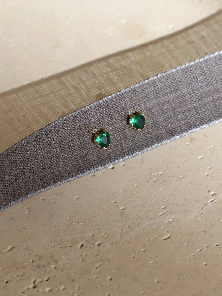 BRINCOS MINI CORAÇÃO ESMERALDA por atacado de Katie Waltman Jewelry