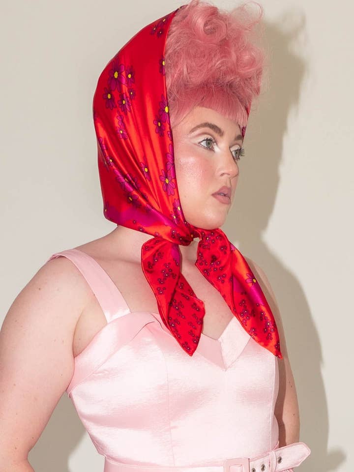 La bufanda de charmeuse de seda Dazey para venta al por mayor de Nikki Marie