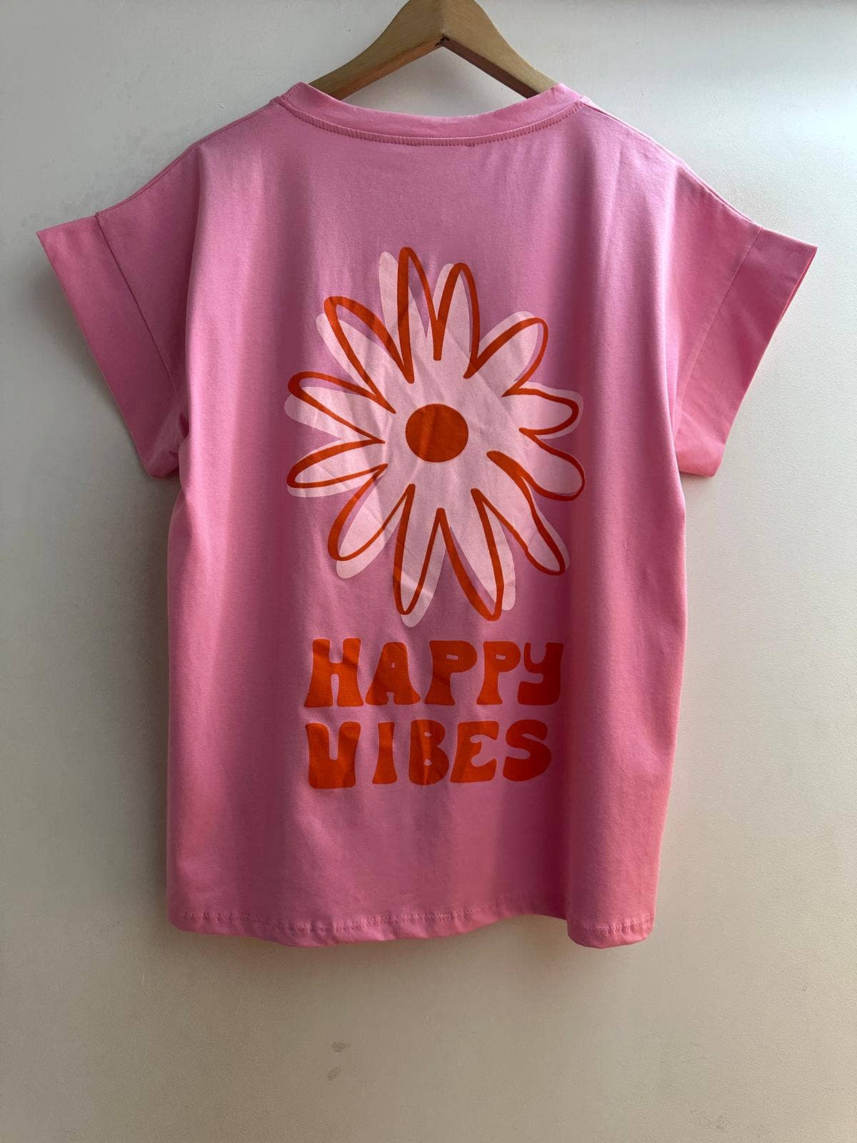 LORIANE – Engroshandel T-shirt med print - Dame – 8131SO t-shirt med HAPPY VIBES print, one size1