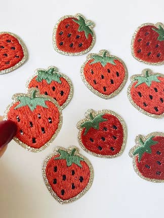 Petite écusson thermocollant fraise pour la vente par Texas Transfers